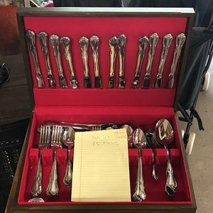 Oneida 95 piece Silverware Vintage in case.. $100